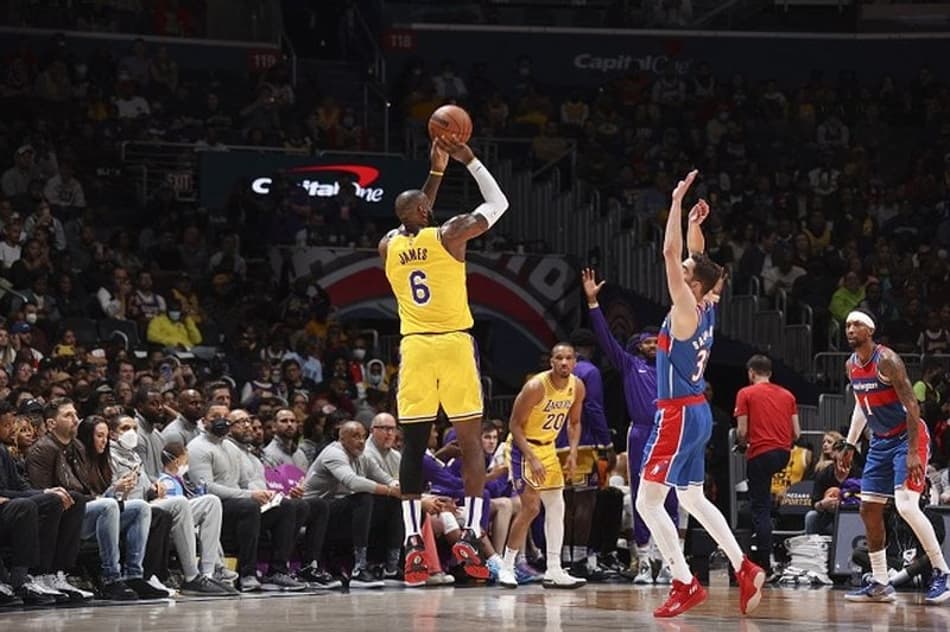 LeBron ultrapassa Karl Malone e é o segundo maior cestinha da NBA