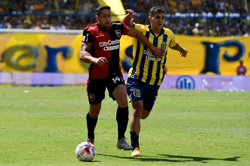 No futebol argentino, bombas são jogadas em campo antes de clássico