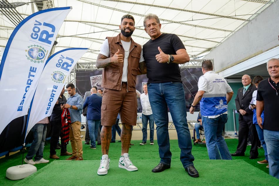 Ídolos do Flamengo, atacantes Nunes e Gabigol são eternizados na Calçada da Fama do Maracanã