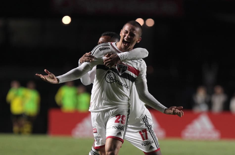 Eleito craque da partida, Pablo Maia comemora primeiro gol como profissional no São Paulo