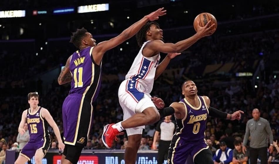 Sem LeBron, Lakers não consegue segurar o Sixers