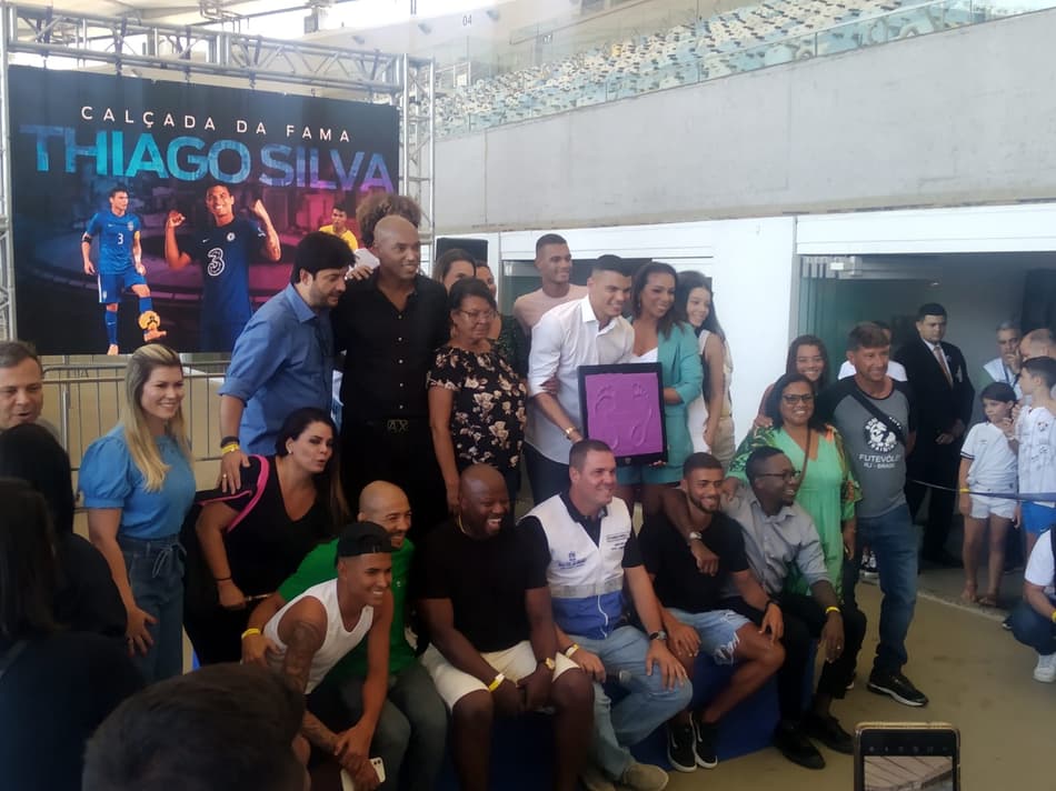 Thiago Silva é homenageado na Calçada da Fama do Maracanã
