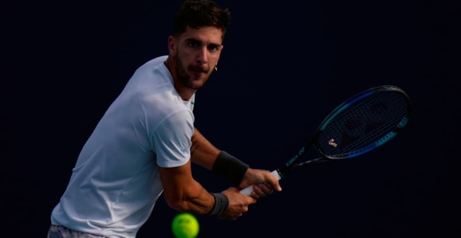 Kokkinakis salva match-point, bate Schwartzman e manda torcida calar a boca