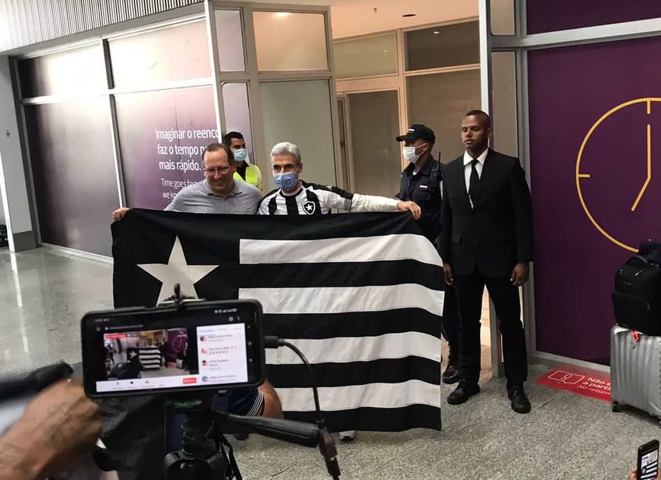Luís Castro elogia torcedores do Botafogo e traça meta: ‘Desenvolver um grande trabalho’