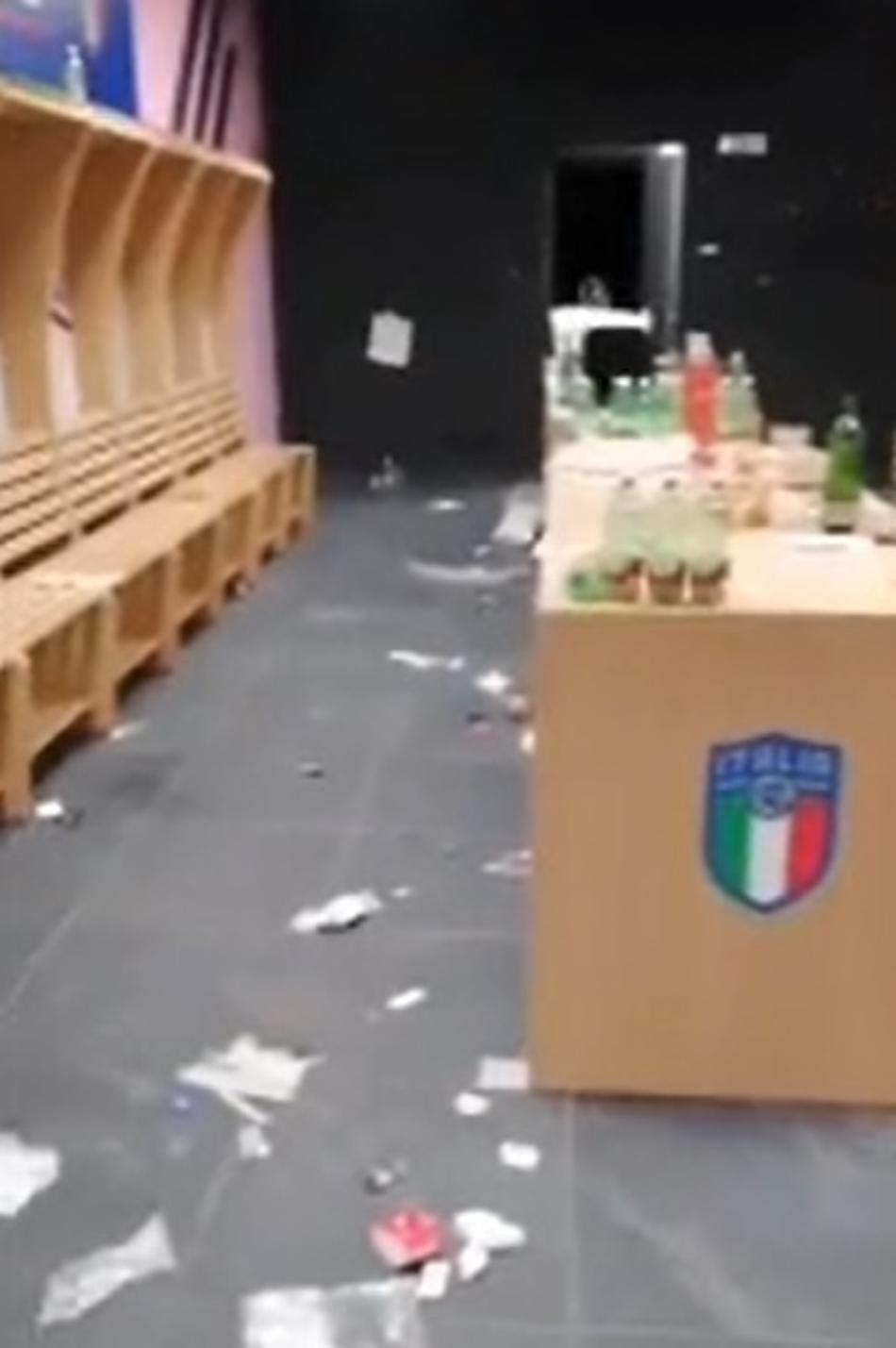 VÍDEO: Muita sujeira! Vestiário da Itália fica cheio de lixo após vexame, e jornal critica: 'Desrespeito'