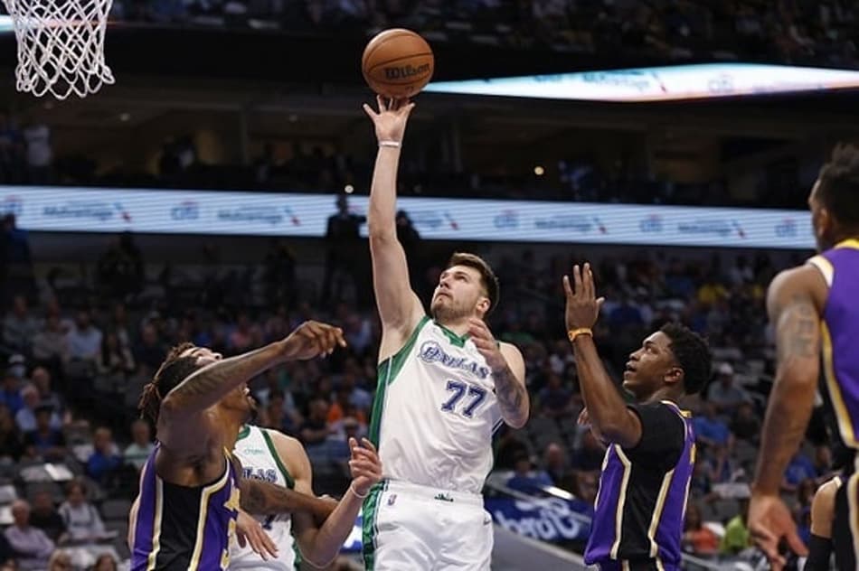 Doncic faz triplo-duplo e Mavericks afunda Lakers