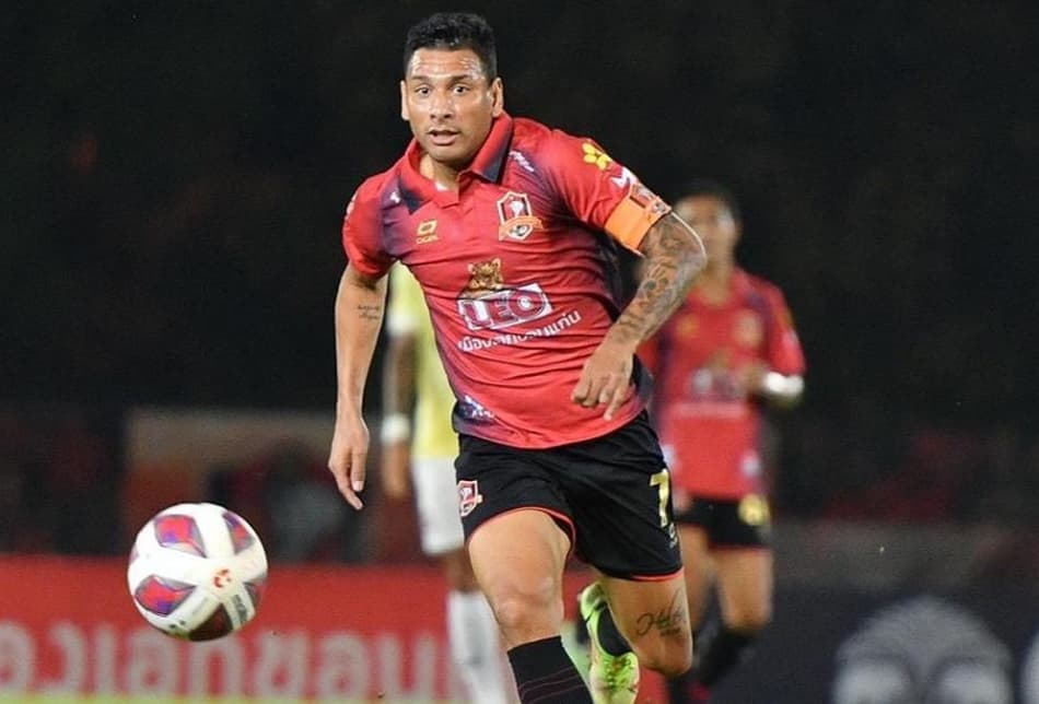 Jogador ex-Santa Cruz briga por artilharia na Ásia