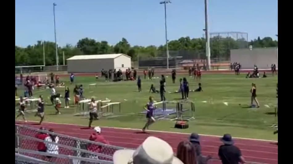 Atleta soca adversário durante prova de atletismo nos Estados Unidos