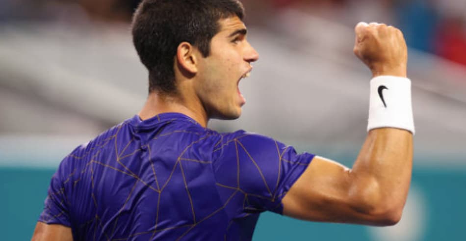 Alcaraz vira jogão contra Kecmanovic e vai à semi em Miami