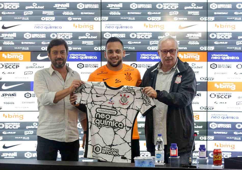Du Queiroz e mais alguém? Chegada de Maycon coloca titularidade de meias do Corinthians em risco