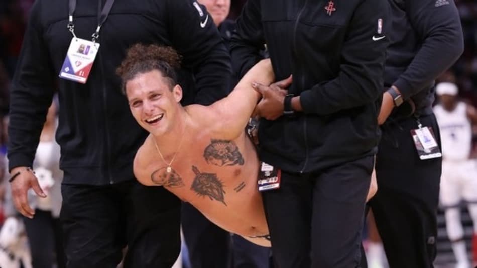 Peladão invade jogo do Rockets e causa confusão