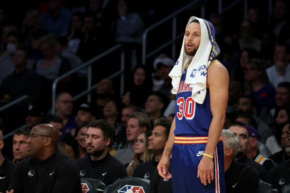 Curry está fora da temporada e será reavaliado para playoffs