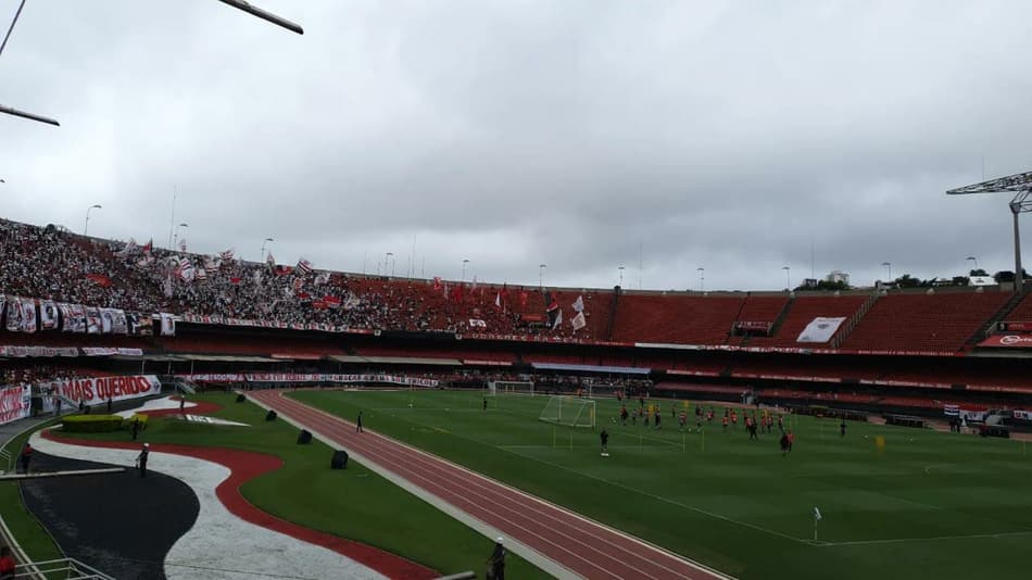 Em treino aberto, torcedores do São Paulo pedem gol de Luciano e Calleri na final