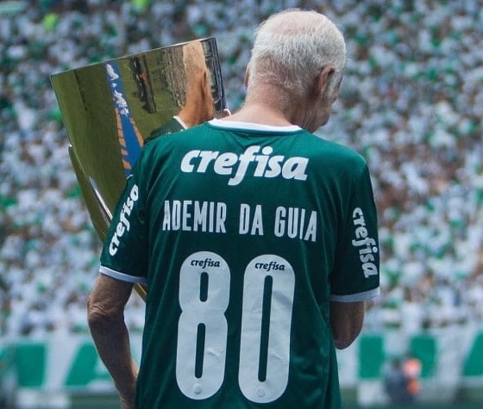 Ademir da Guia faz 80 anos, carrega a taça e canta música do título estadual do Palmeiras