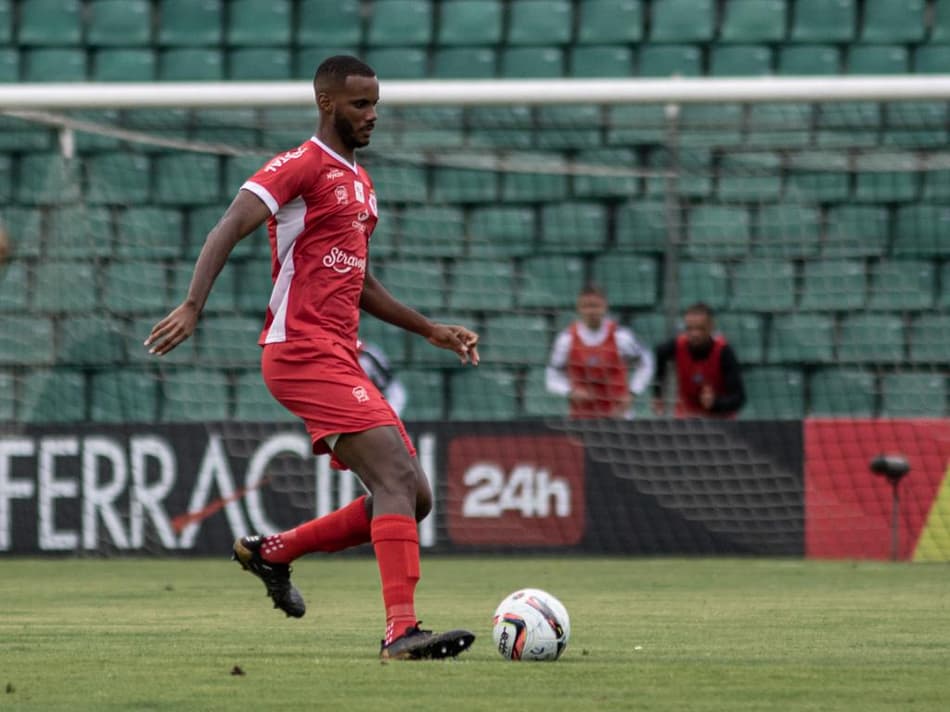 Zagueiro Kadu destaca amadurecimento no Hercílio Luz (Foto: Divulgação)