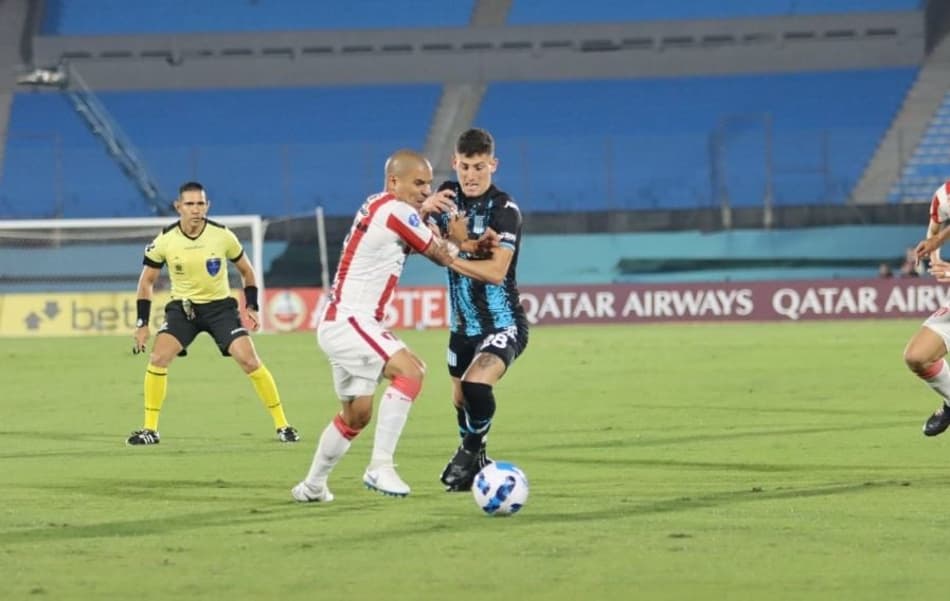 Nos acréscimos, Racing vence River Plate-URU pela Sul-Americana