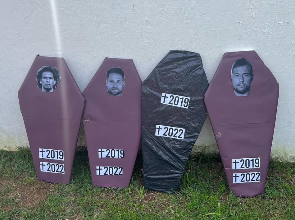 Protestos de torcedores do Flamengo em frente ao Ninho geram tensão na chegada de jogadores