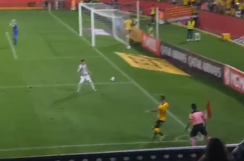 Épico! Craque marca gol olímpico de três dedos na Sul-Americana; assista