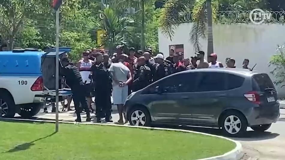 Manhã de protesto em treino do Flamengo tem tapa de PM em torcedor; assista ao vídeo