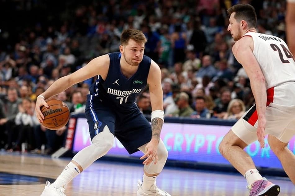 Doncic brilha e Mavs confirma mando de quadra