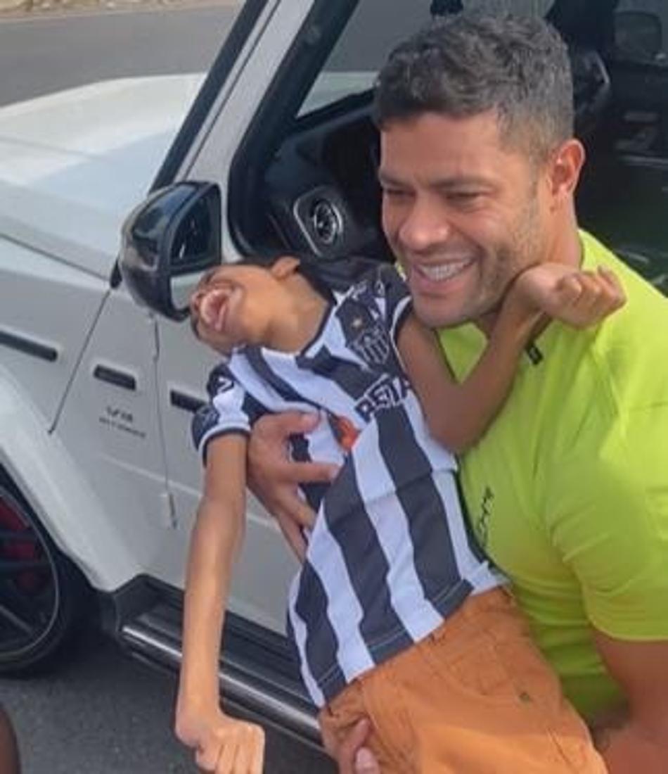 VÍDEO: Hulk carrega no colo pequeno torcedor do Atlético que sonhava em conhecê-lo e emociona web