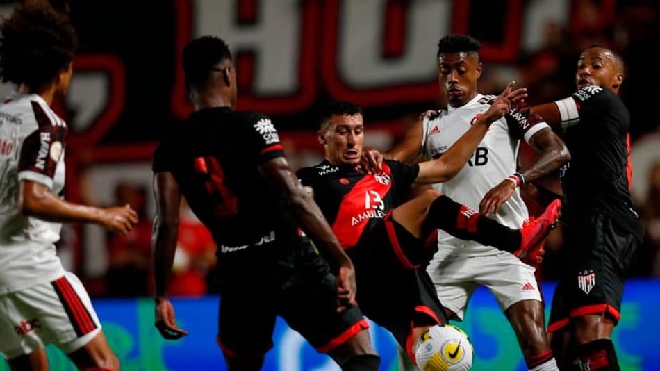 Em jogo movimentado, Atlético-GO e Flamengo empatam na estreia do Campeonato Brasileiro