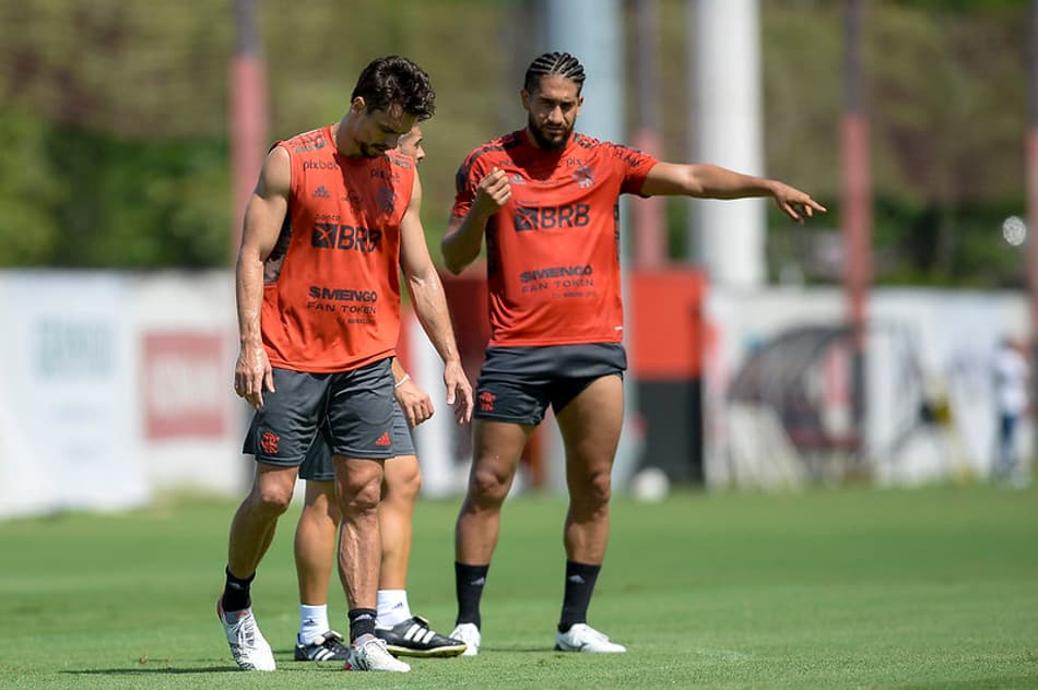 VÍDEO: Rodrigo Caio avança em recuperação e treina com Pablo, próximo de estrear no Flamengo