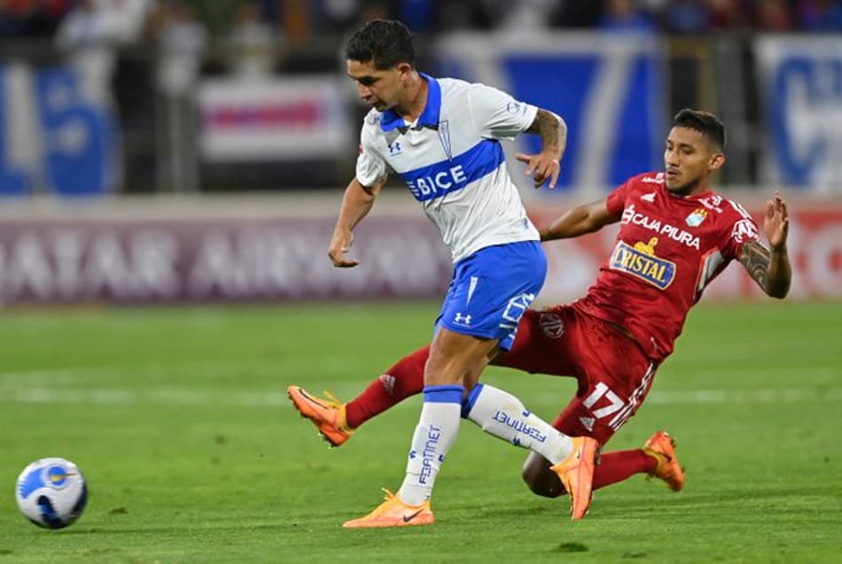 Com lance bizarro da arbitragem, Católica vence Sporting Cristal pelo grupo do Flamengo na Libertadores