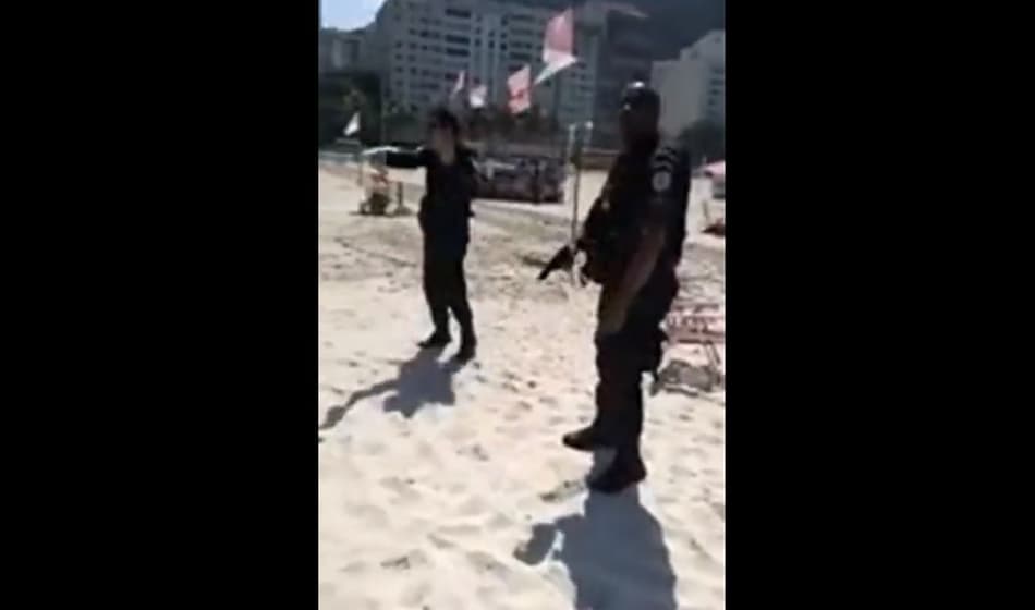 Vídeo mostra disparo de policial em abordagem a torcedores argentinos em praia do Rio; PM explica o caso