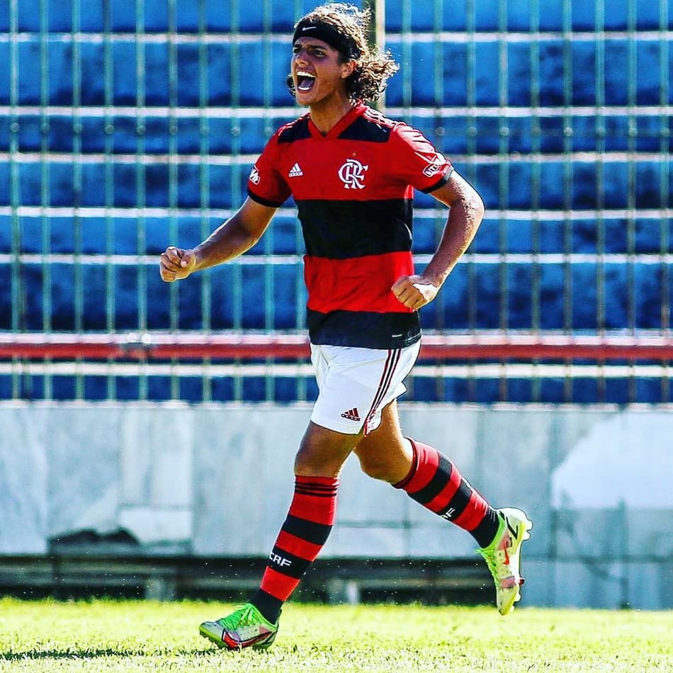 ‘Indescritível’: Khauan, volante da base do Flamengo, vibra com outro título na temporada