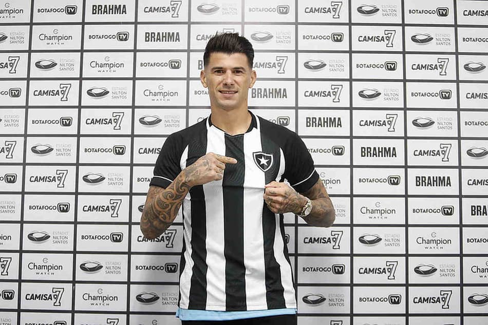 Victor Cuesta é apresentado pelo Botafogo: ‘Não tive a menor dúvida’