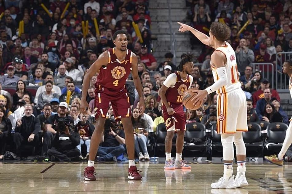 Young e Ingram colocam Hawks e Pelicans nos playoffs