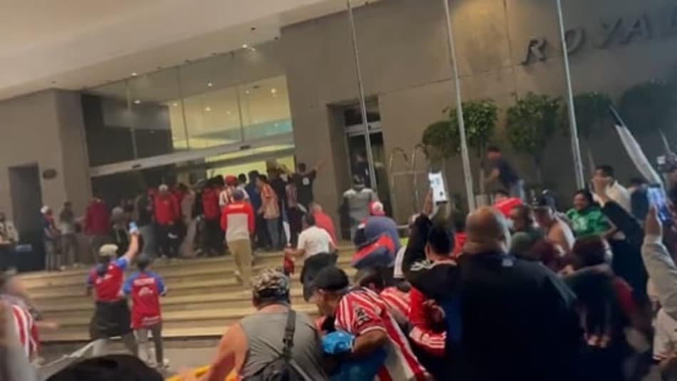 Torcida do Chivas Guadalajara invade hotel e tenta agredir jogadores; veja