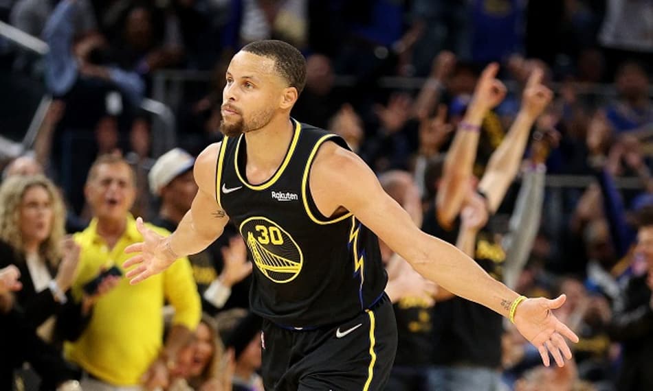 Curry retorna e Warriors vence Nuggets na abertura dos playoffs