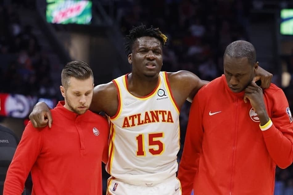 Clint Capela desfalca Hawks por, pelo menos, três jogos