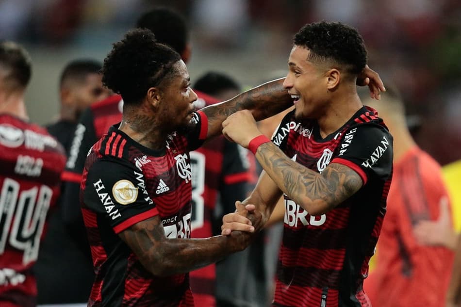 VÍDEO: Marinho vibra muito com assistência e dá abraço apertado em Paulo Sousa, técnico do Flamengo