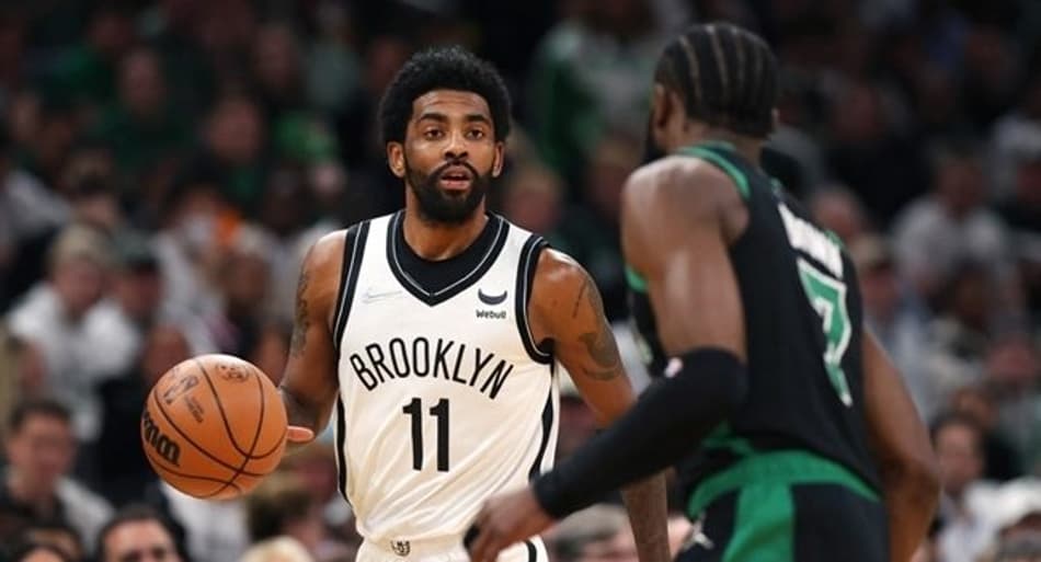 Vaiado, Kyrie Irving mostra dedo para torcida do Celtics