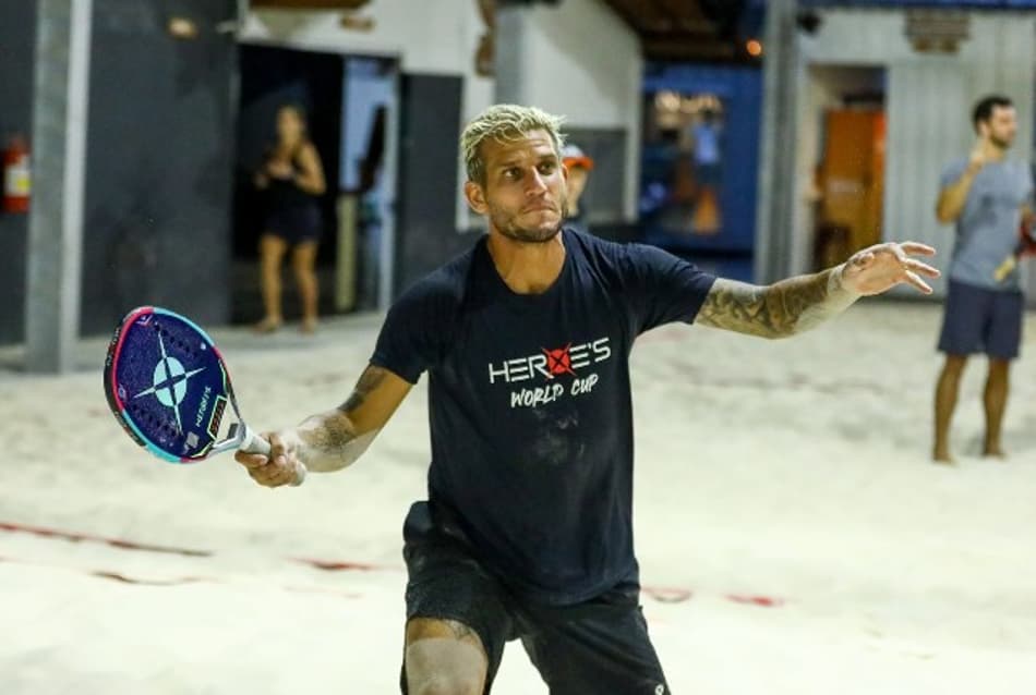Rafael Moura, o He-Man, participa de evento com estrelas do Beach Tennis no Flamengo