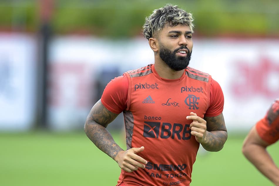VÍDEO: Gabigol recebe imprensa em treino do Flamengo com brincadeira: ‘Bom dia, corneteiros!’