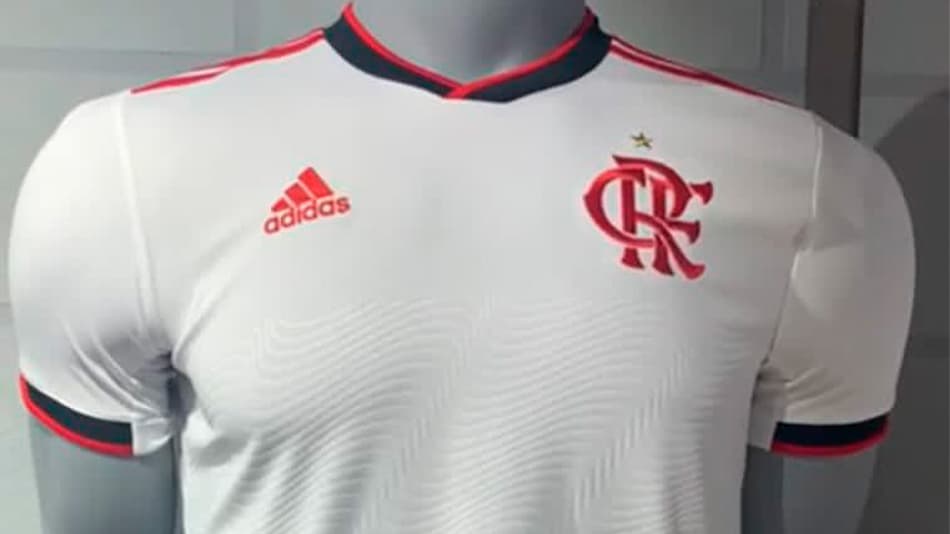 GALERIA: Manto novo chegando! Confira a evolução do uniforme 2 do Flamengo no século
