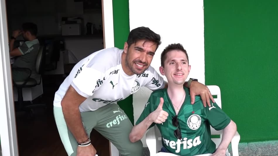 VÍDEO: Torcedor do Palmeiras realiza sonho de conhecer Abel Ferreira e emociona treinador