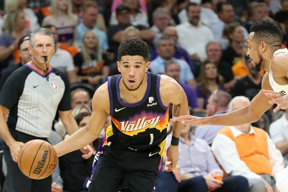 Suns é multado por não divulgar status da lesão de Devin Booker