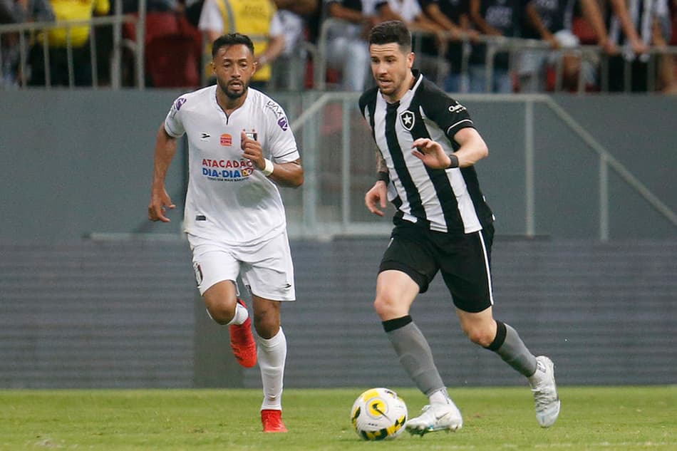 ‘Esteve bem’: Luís Castro elogia estreia de Gustavo Sauer na goleada do Botafogo na Copa do Brasil