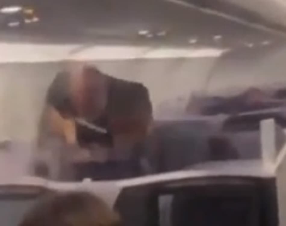 Mike Tyson agride passageiro após ser provocado durante voo; assista ao vídeo