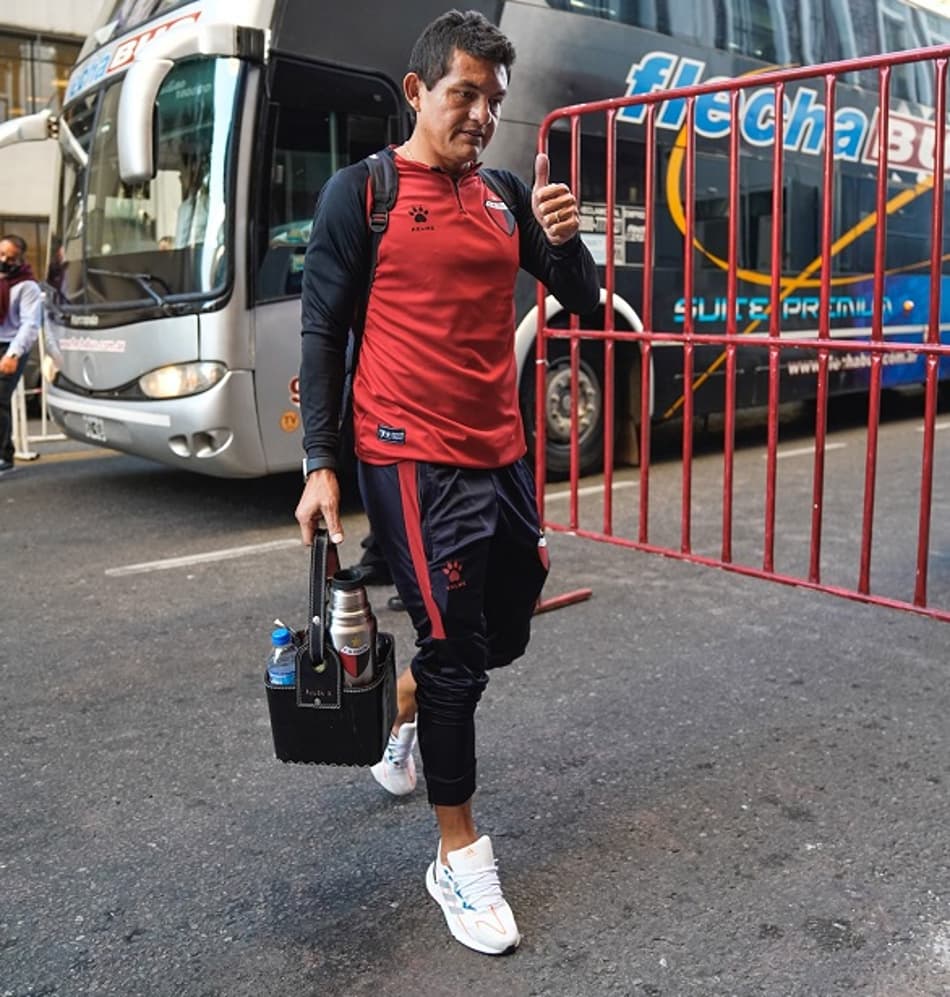 Estrela do Colón marca golaço, mas deixa campo lesionado no Campeonato Argentino; assista