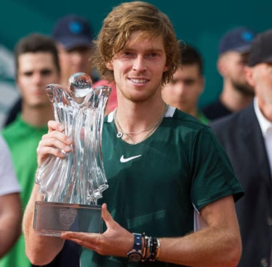 Rublev aplica pneu em Djokovic e é campeão em Belgrado