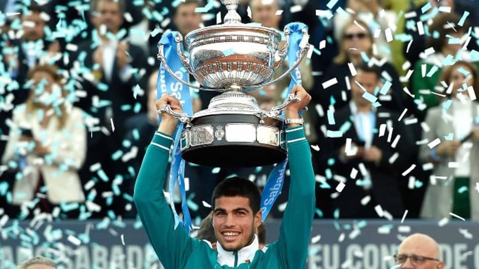 Alcaraz domina Carreño Busta e sagra-se campeão em Barcelona