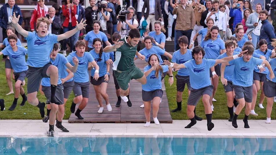 Carlos Alcaraz salta em piscina com boleirinhos na festa de título em Barcelona