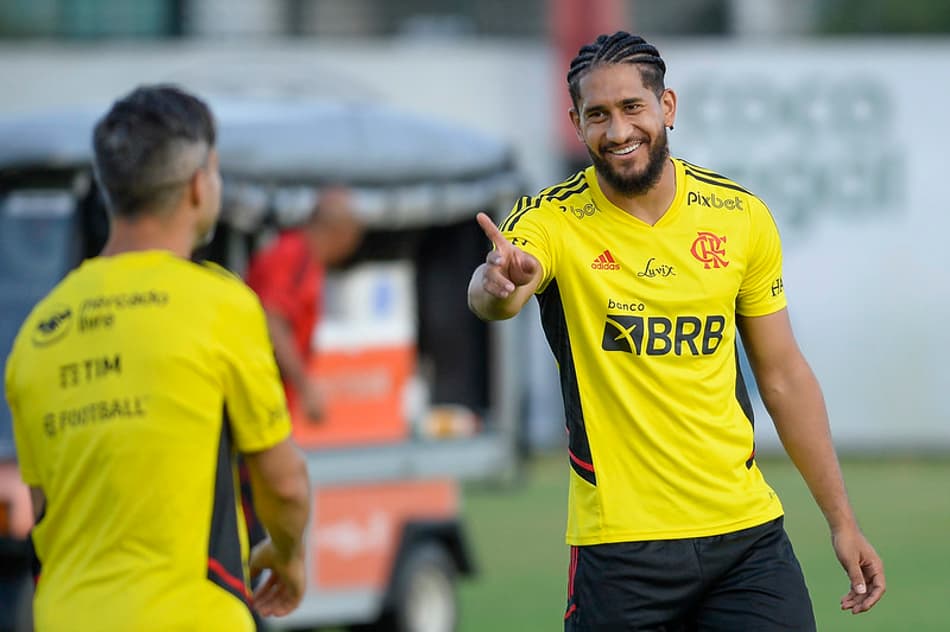 GALERIA: Confira as imagens do elenco do Flamengo com a nova camisa de treino