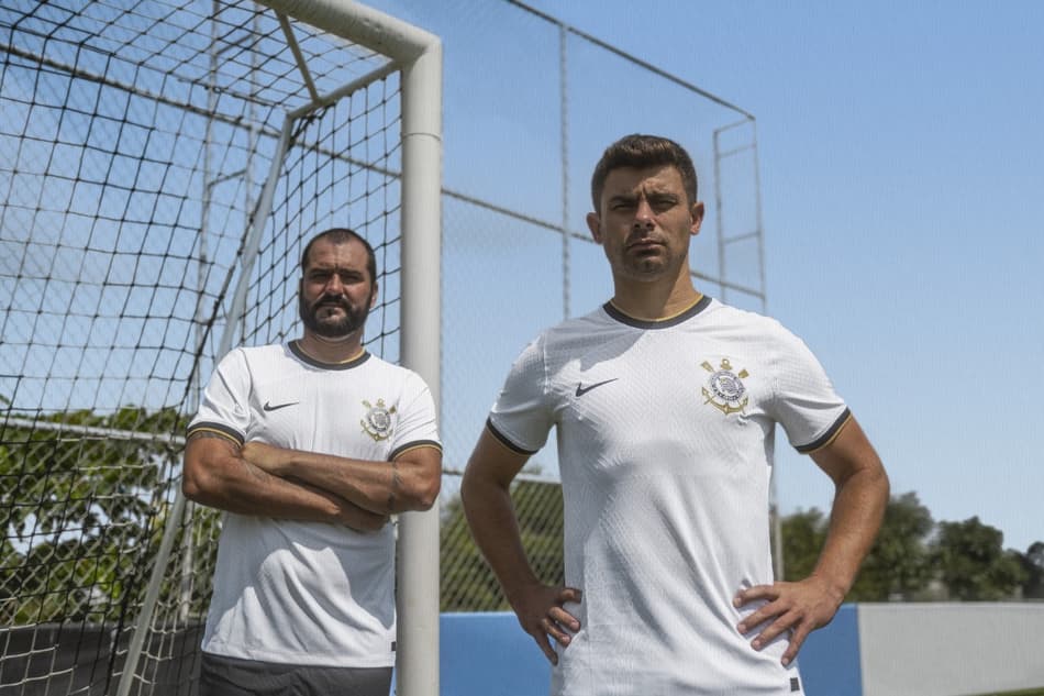 VÍDEO: Corinthians lança camisa em homenagem aos títulos de 2012; veja como ficou